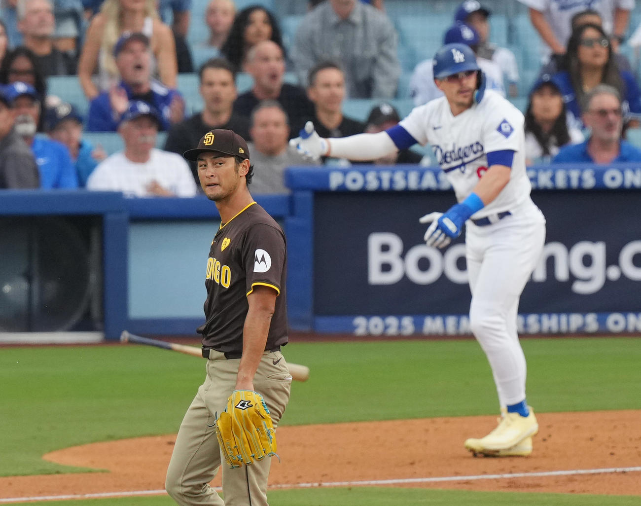 ドジャース対パドレス　2回裏ドジャース2死、E・ヘルナンデス（後方）に先制のソロ本塁打を打たれるダルビッシュ（撮影・菅敏）