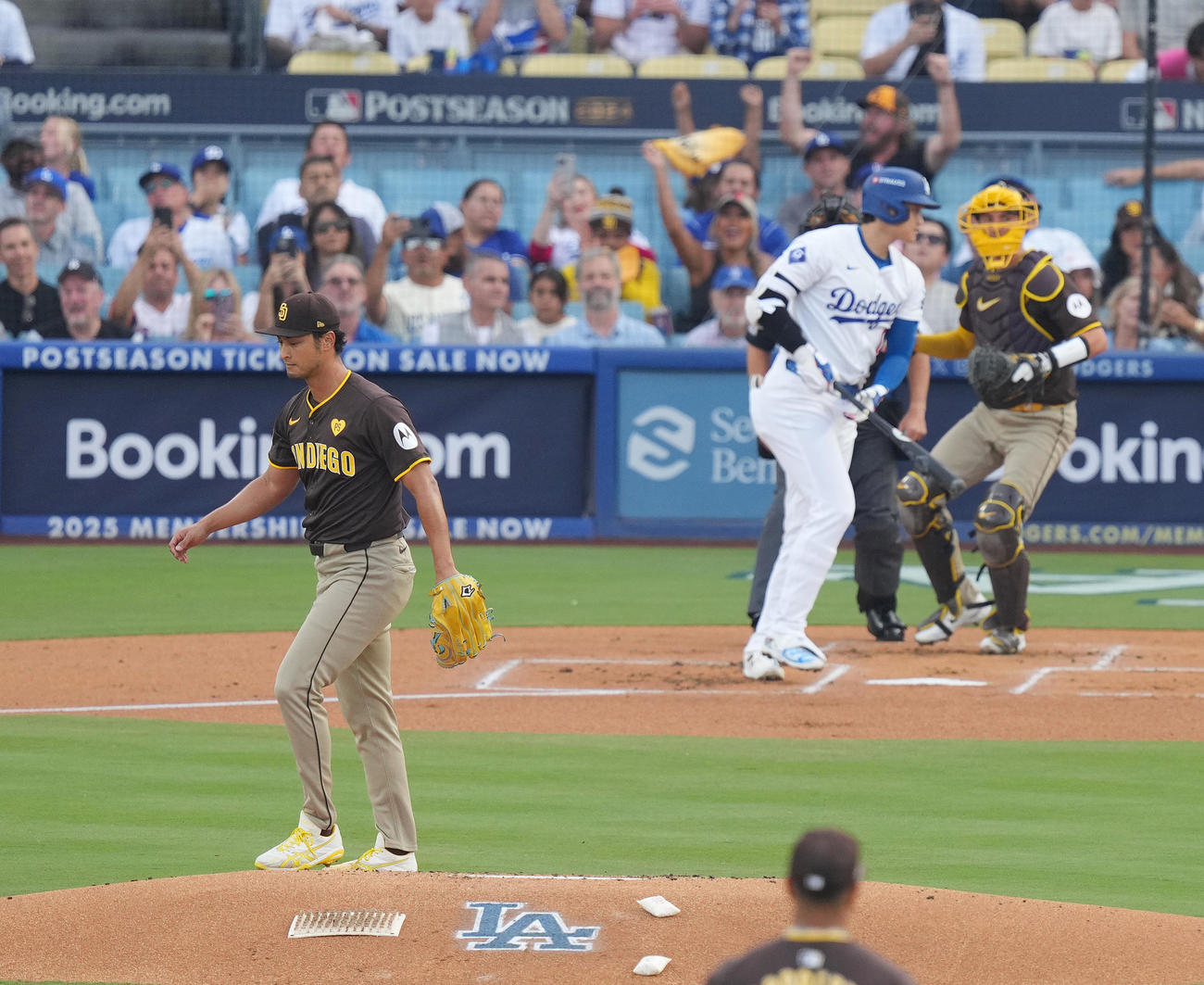 ドジャース対パドレス　1回裏ドジャース無死、大谷を空振りの三振に仕留めるダルビッシュ（撮影・菅敏）