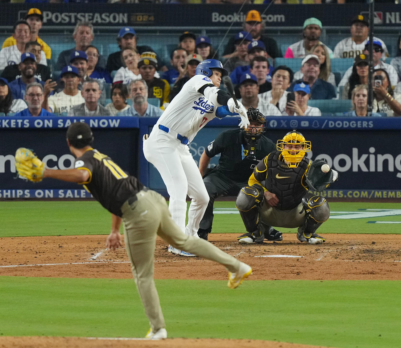 ドジャース対パドレス　6回裏ドジャース1死、空振りの三振に倒れる大谷。投手ダルビッシュ（撮影・菅敏）