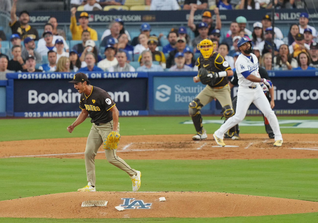 ドジャース対パドレス　4回裏ドジャース1死、T・ヘルナンデスを三振に仕留め、雄たけびを上げるダルビッシュ（撮影・菅敏）