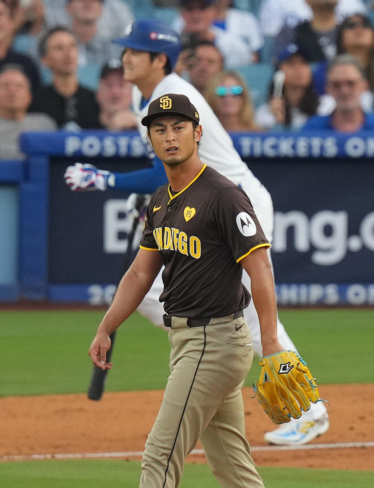 ドジャース対パドレス　3回裏ドジャース1死、大谷（後方）を三飛に打ち取るダルビッシュ（撮影・菅敏）