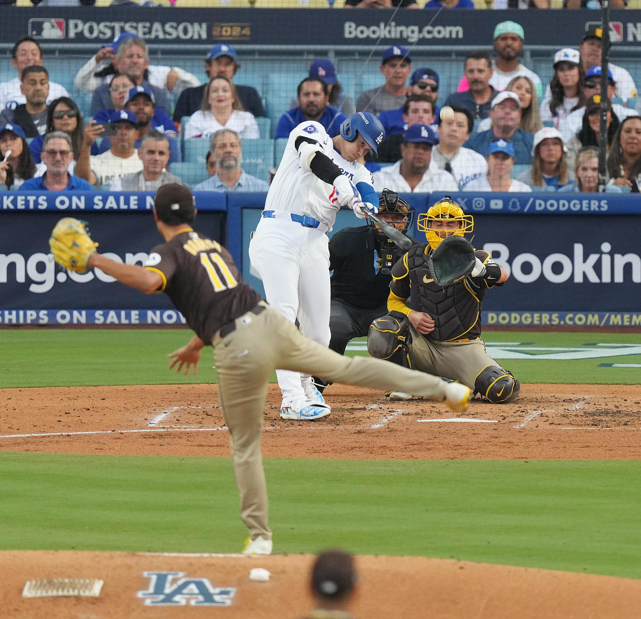 ドジャース対パドレス　3回裏ドジャース1死、三飛に倒れる大谷。投手ダルビッシュ（撮影・菅敏）