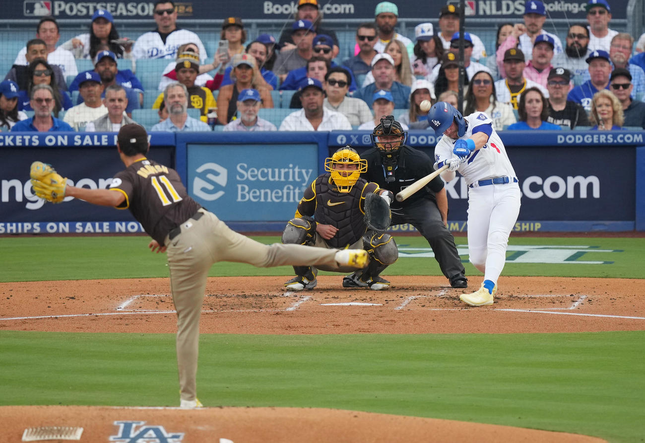 ドジャース対パドレス　2回裏ドジャース2死、先制のソロ本塁打を放つE・ヘルナンデス。投手ダルビッシュ有（撮影・菅敏）