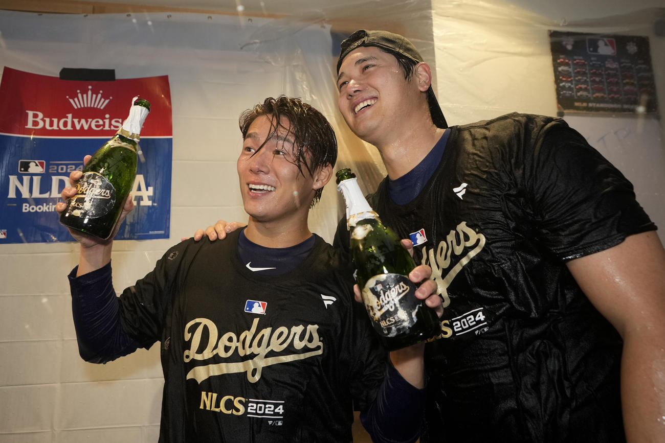 シャンパンファイトを楽しむ山本と大谷（AP）