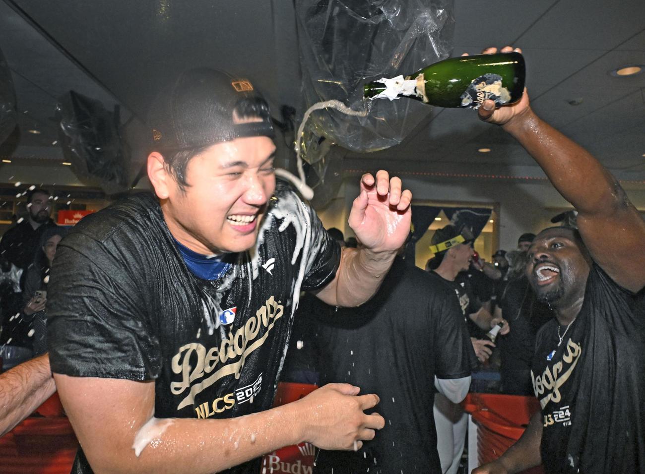 リーグ優勝決定シリーズ進出を決め、シャンパンファイトで喜ぶ米大リーグ、ドジャースの大谷翔平（共同）