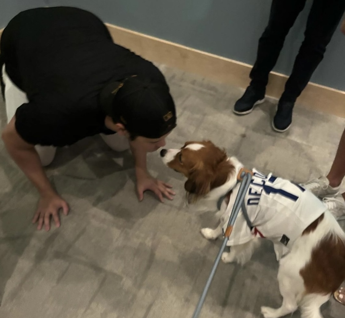 愛犬デコピンと同じ目線で会話？する大谷翔平（Dodger BlueのXから）