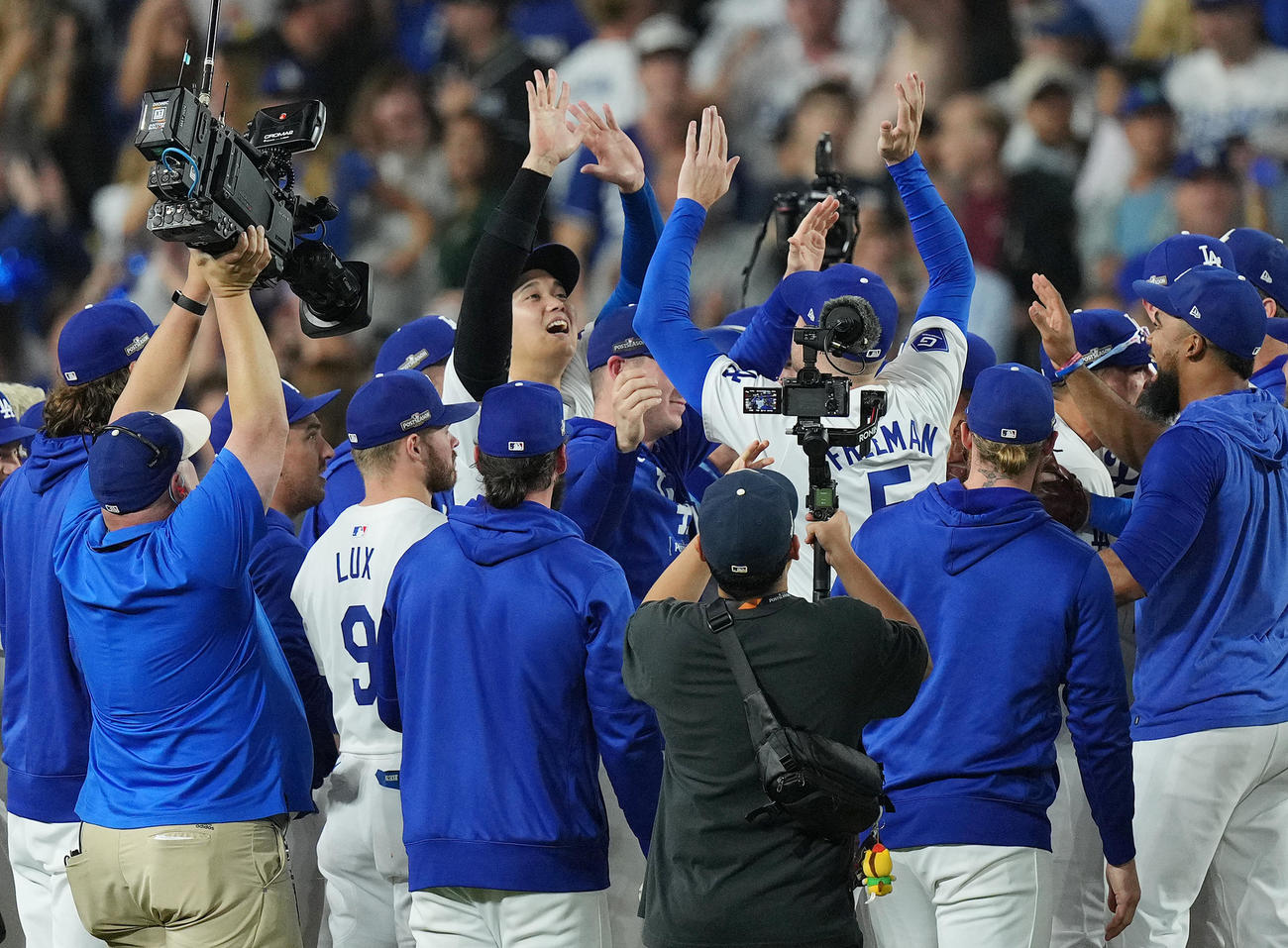 ドジャース対パドレス　パドレスを破りリーグ優勝シリーズ進出を決め、歓喜の輪の中でタッチをするドジャース大谷（中央左）とフリーマン（中央右）（撮影・菅敏）