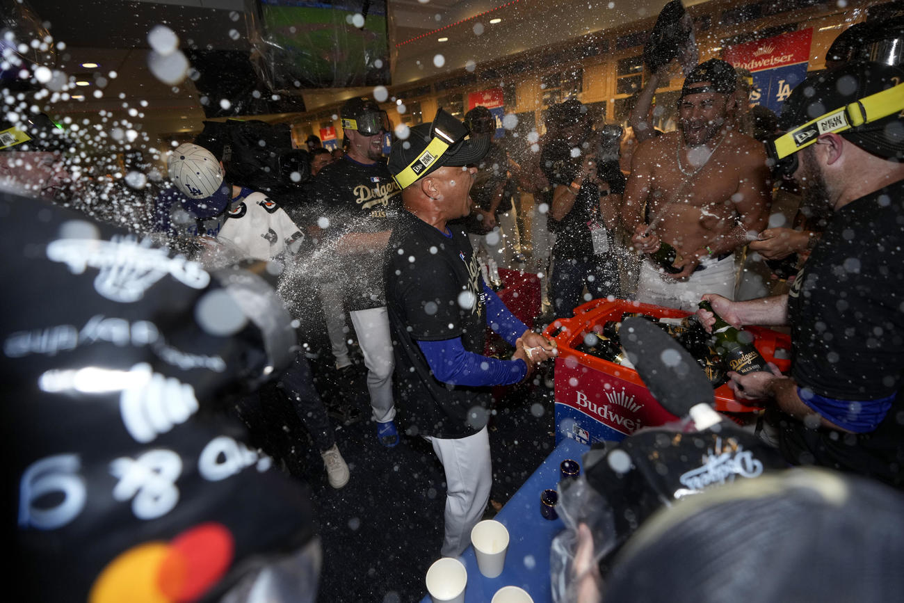 ドジャース対パドレス　リーグ優勝決定シリーズ進出を決め、シャンパンファイトを楽しむドジャースの選手たち（AP）