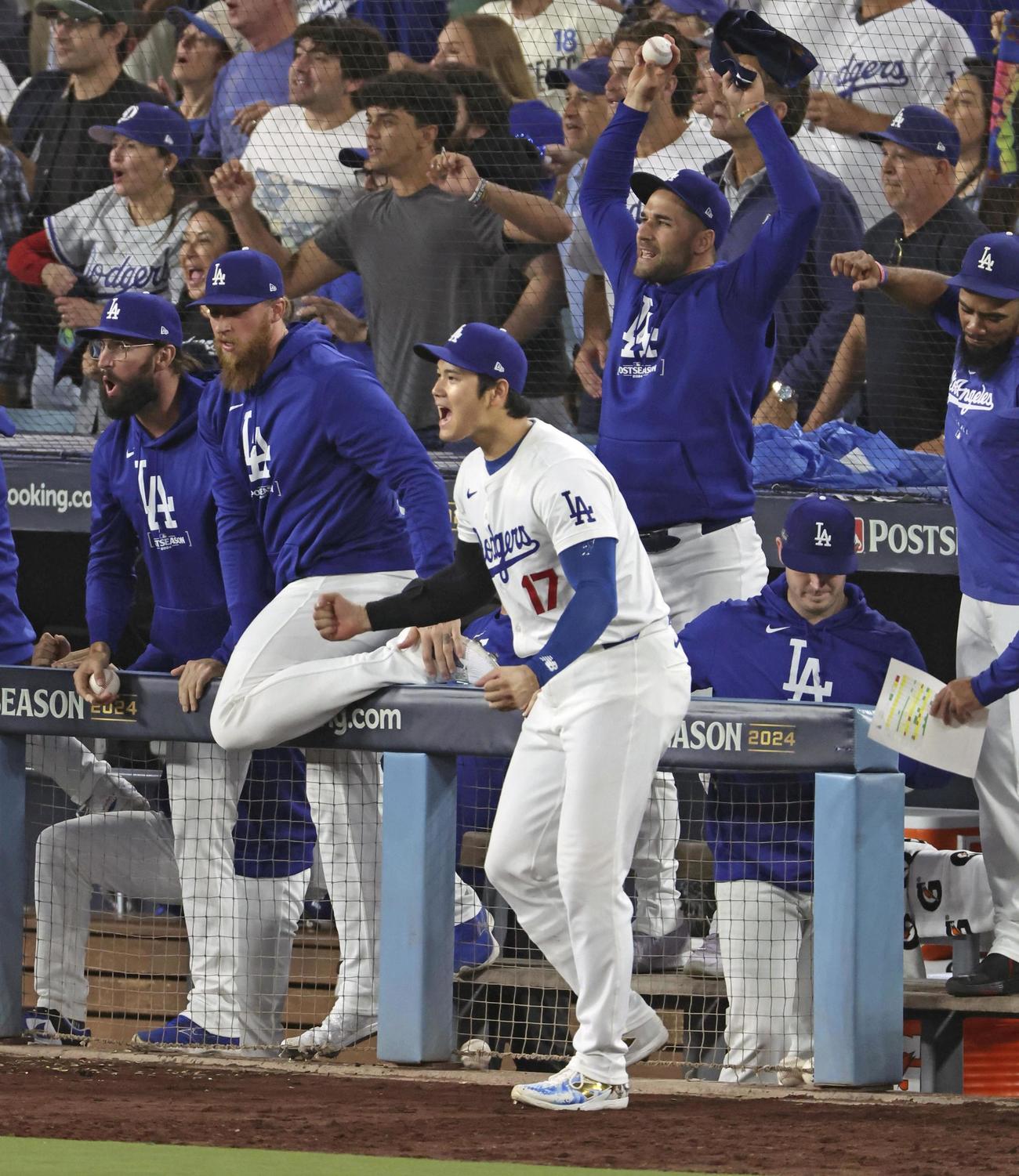米大リーグ、地区シリーズ第5戦でパドレスに勝利しリーグ優勝決定シリーズ進出を決め、喜ぶドジャースの大谷翔平（共同）