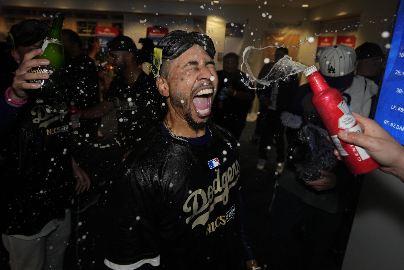 ドジャース対パドレス　リーグ優勝決定シリーズ進出を決め、シャンパンファイトを楽しむドジャース・ベッツ（AP）