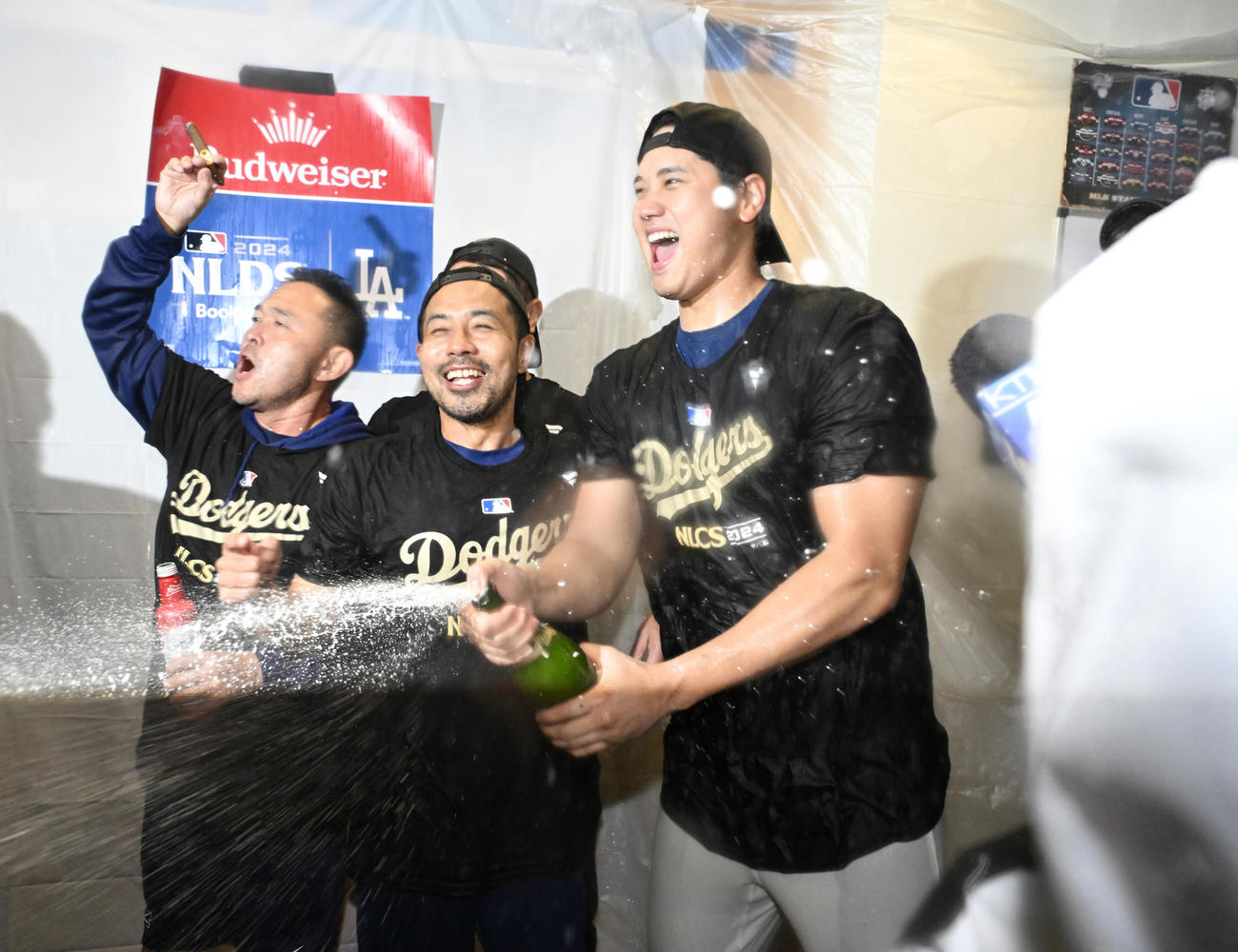 リーグ優勝決定シリーズに進出を決め、シャンパンファイトを楽しむドジャース大谷（右）（代表撮影）