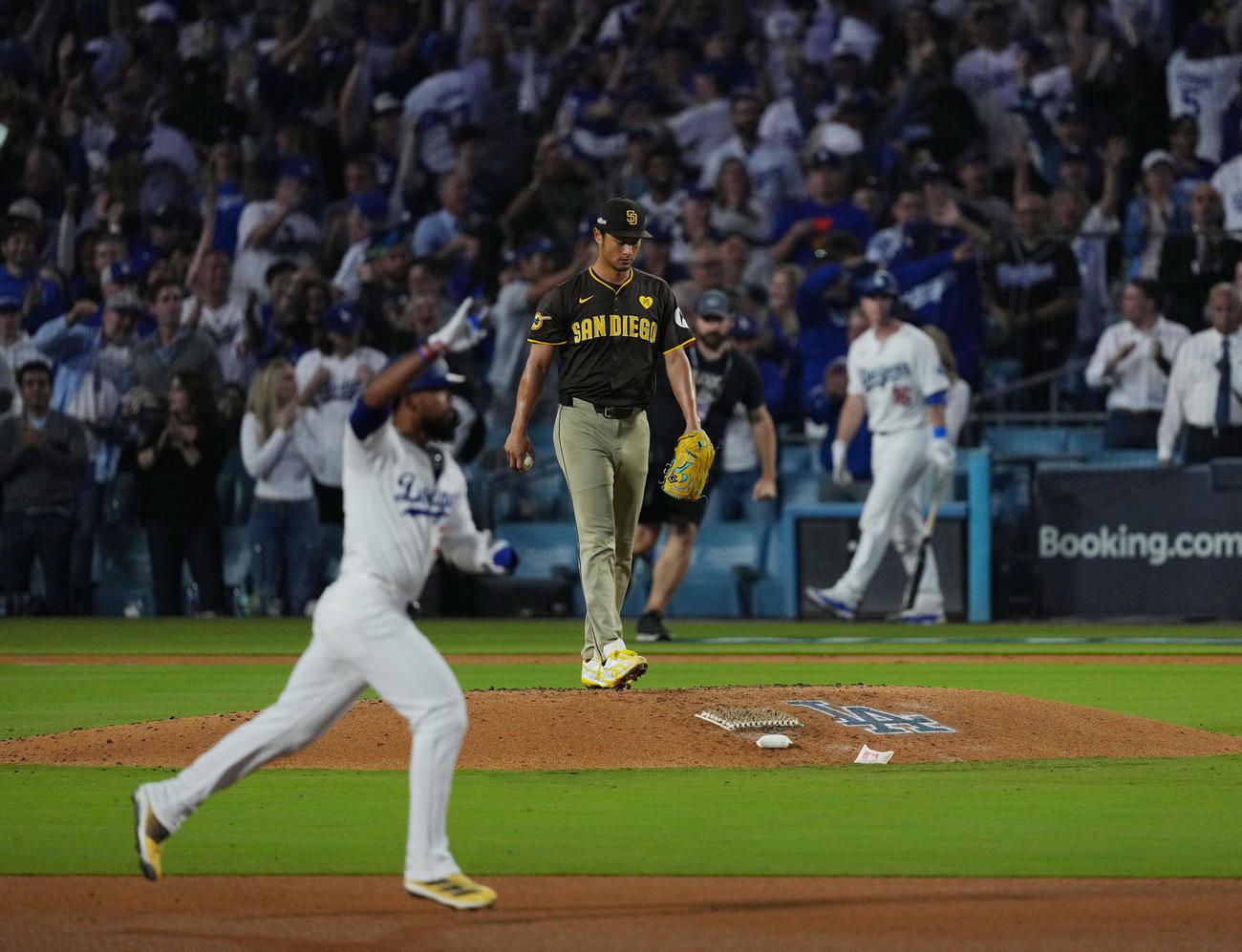 ドジャース対パドレス　7回裏ドジャース1死、T・ヘルナンデス（手前）にソロ本塁打を打たれ、肩を落とすダルビッシュ（撮影・菅敏）