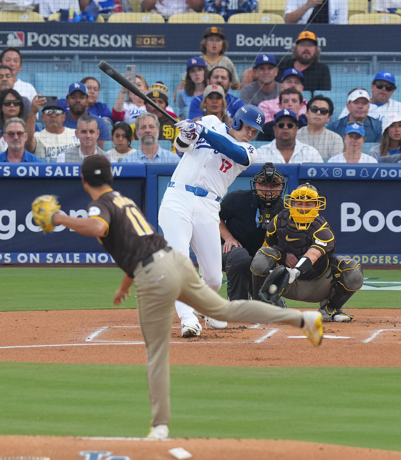 ドジャース対パドレス　1回裏ドジャース無死、空振りの三振に倒れる大谷。投手ダルビッシュ（撮影・菅敏）