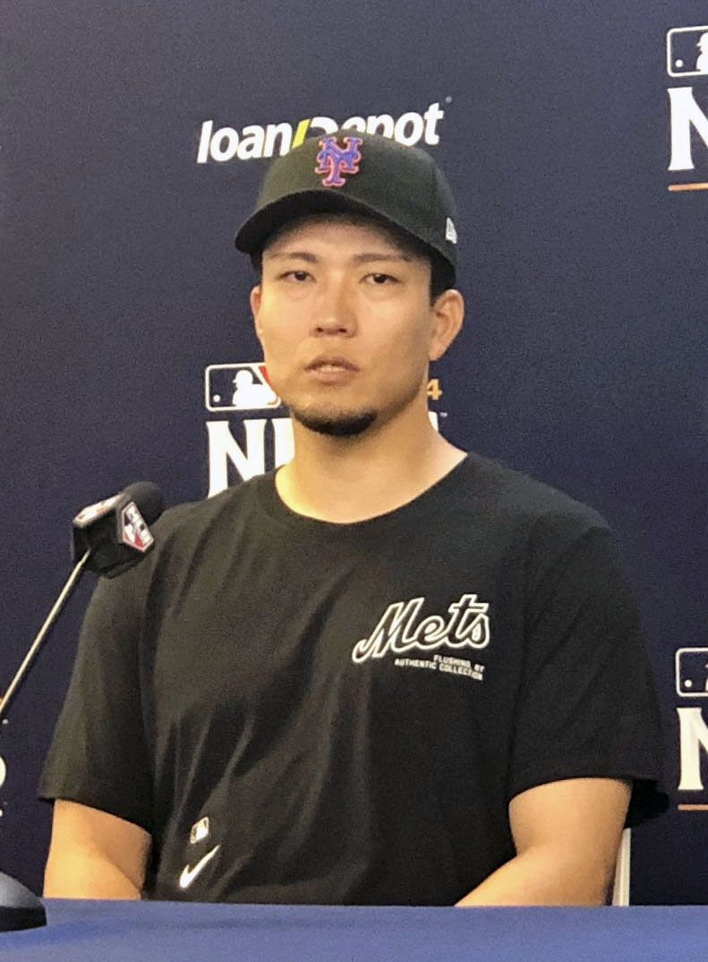 ナ・リーグ優勝決定シリーズの第1戦に向け記者会見するメッツの千賀滉大（共同）
