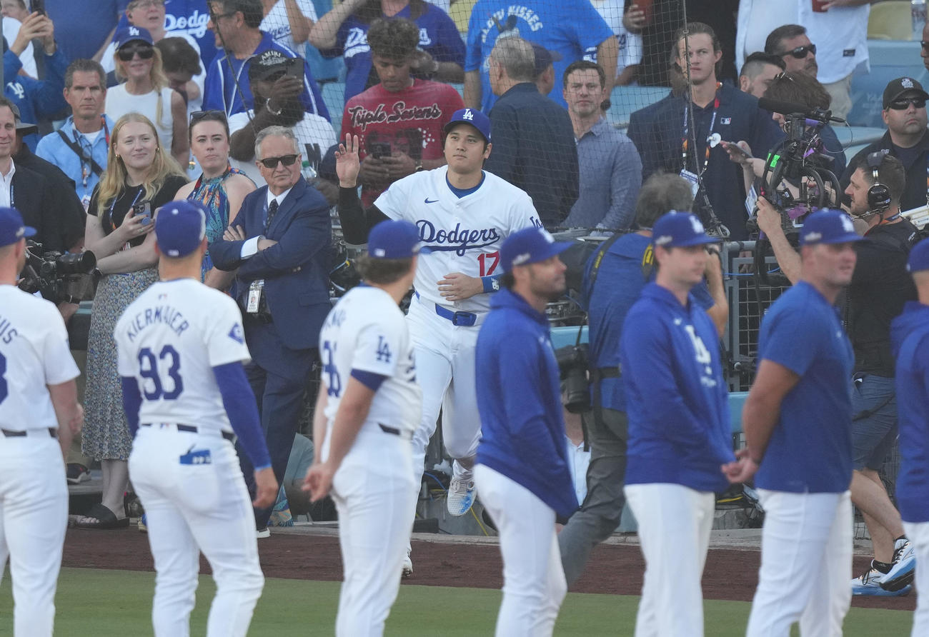 ドジャース対メッツ　試合前、笑顔でコーチをタッチをするドジャース山本（左）（撮影・菅敏）