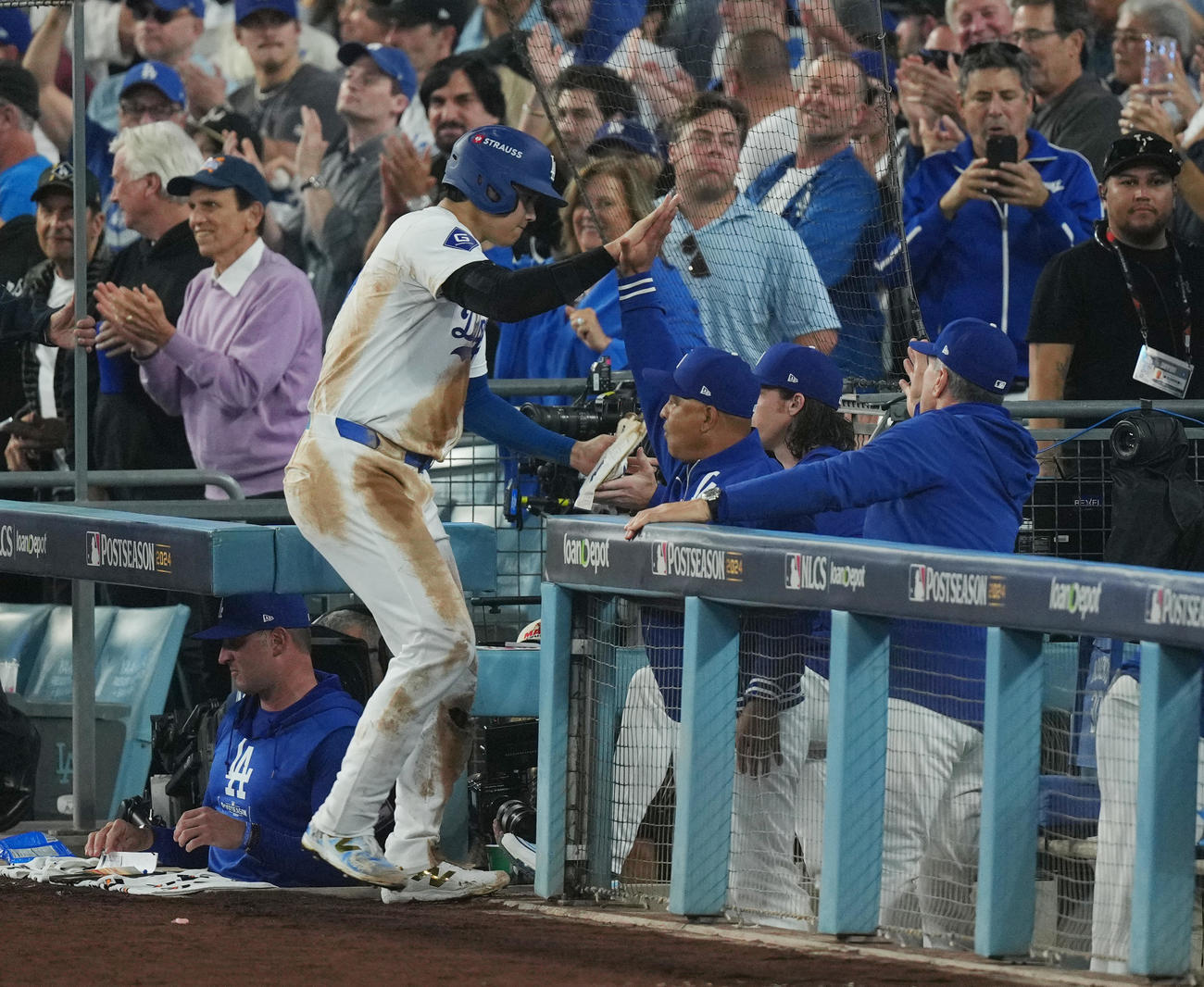 ドジャース対メッツ　4回裏ドジャース2死二塁、フリーマンの適時打で二塁から生還し、ロバーツ監督（中央）にタッチで迎えられる大谷（撮影・菅敏）