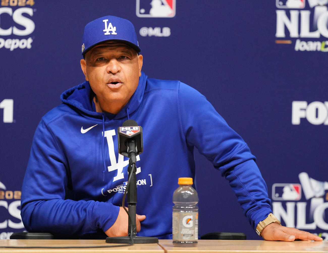 ドジャース対メッツ　試合前、会見するドジャース・ロバーツ監督（撮影・菅敏）