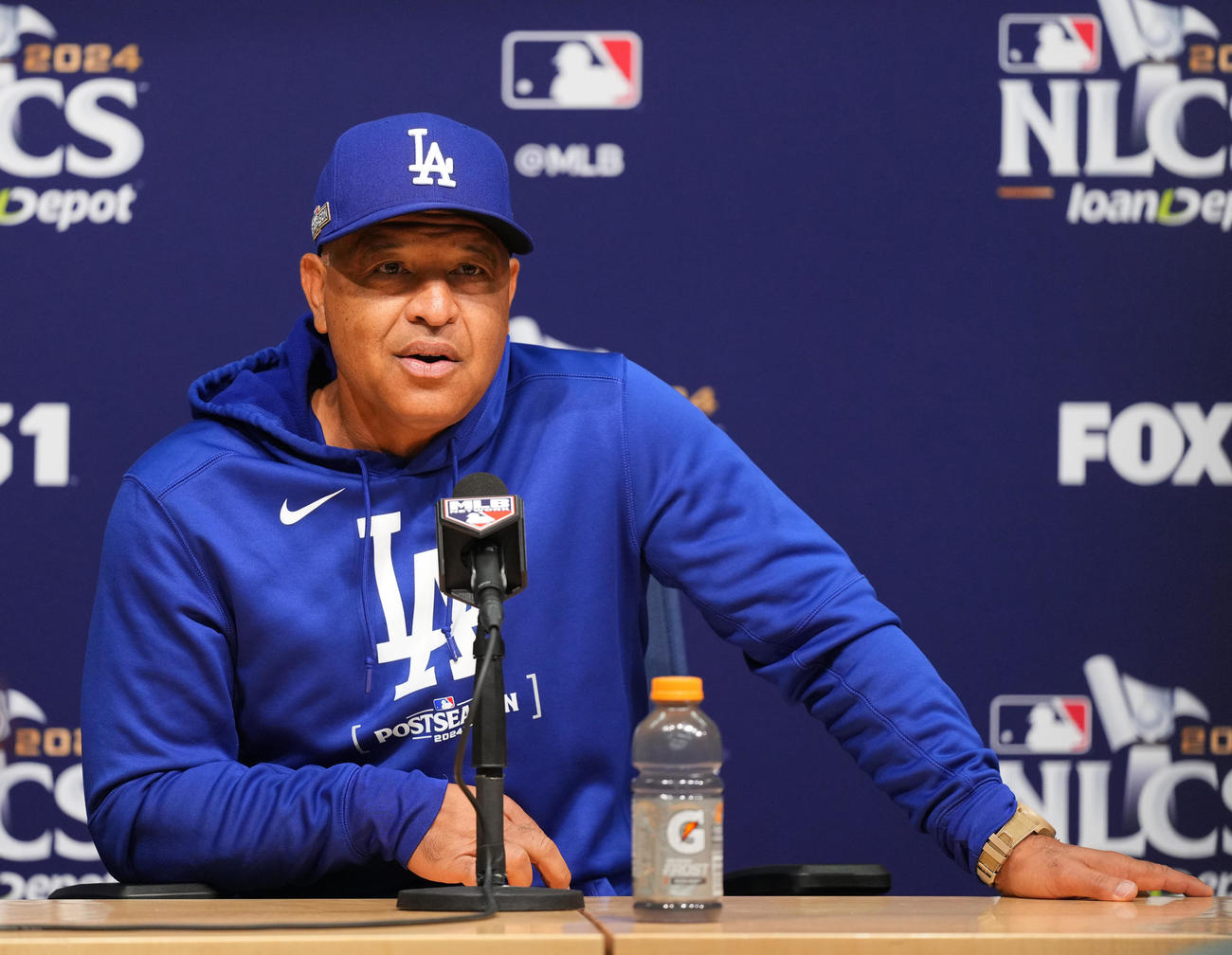 ドジャース対メッツ　試合前、会見するドジャース・ロバーツ監督（撮影・菅敏）