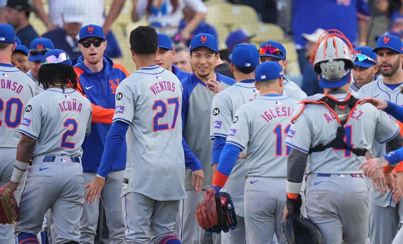 ドジャース対メッツ　第2戦を白星で飾り、ナインを笑顔で迎えるメッツ千賀（撮影・菅敏）