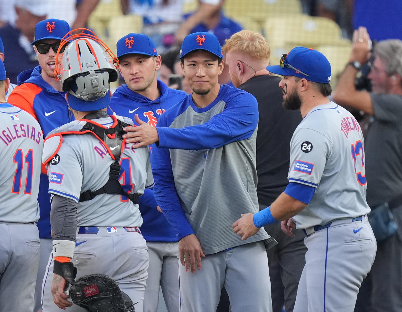 ドジャース対メッツ　第2戦を白星で飾り、ナインを笑顔で迎えるメッツ千賀（撮影・菅敏）