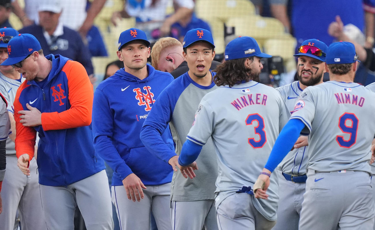 ドジャース対メッツ　第2戦を白星で飾り、ナインを笑顔で迎えるメッツ千賀（撮影・菅敏）