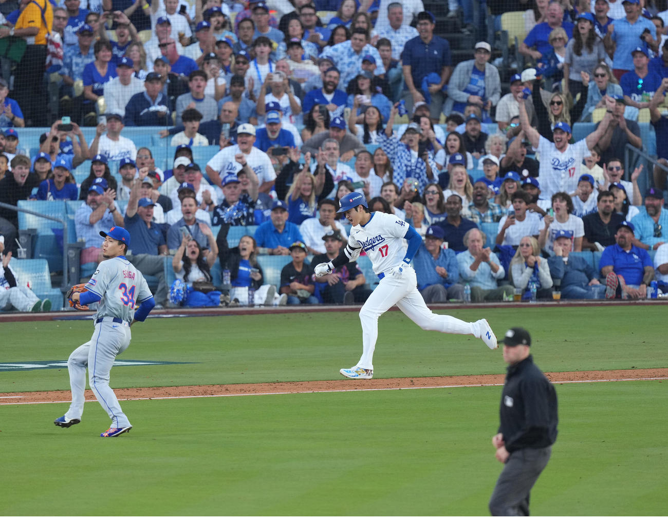 ドジャース対メッツ　2回裏ドジャース1死二塁、右適時打を放ち、ガッツポーズを見せる大谷。左は投手千賀（撮影・菅敏）