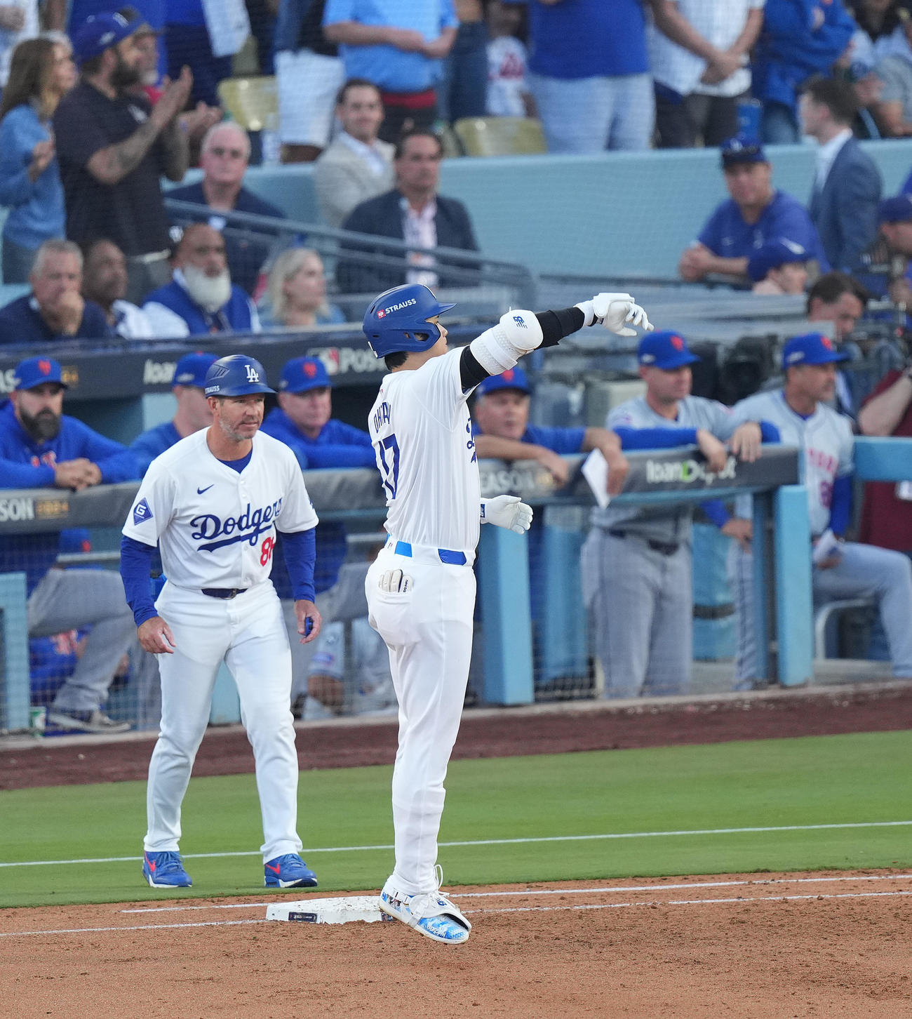 ドジャース対メッツ　2回裏ドジャース1死二塁、右適時打を放ち、ポーズをとる大谷（右）（撮影・菅敏）