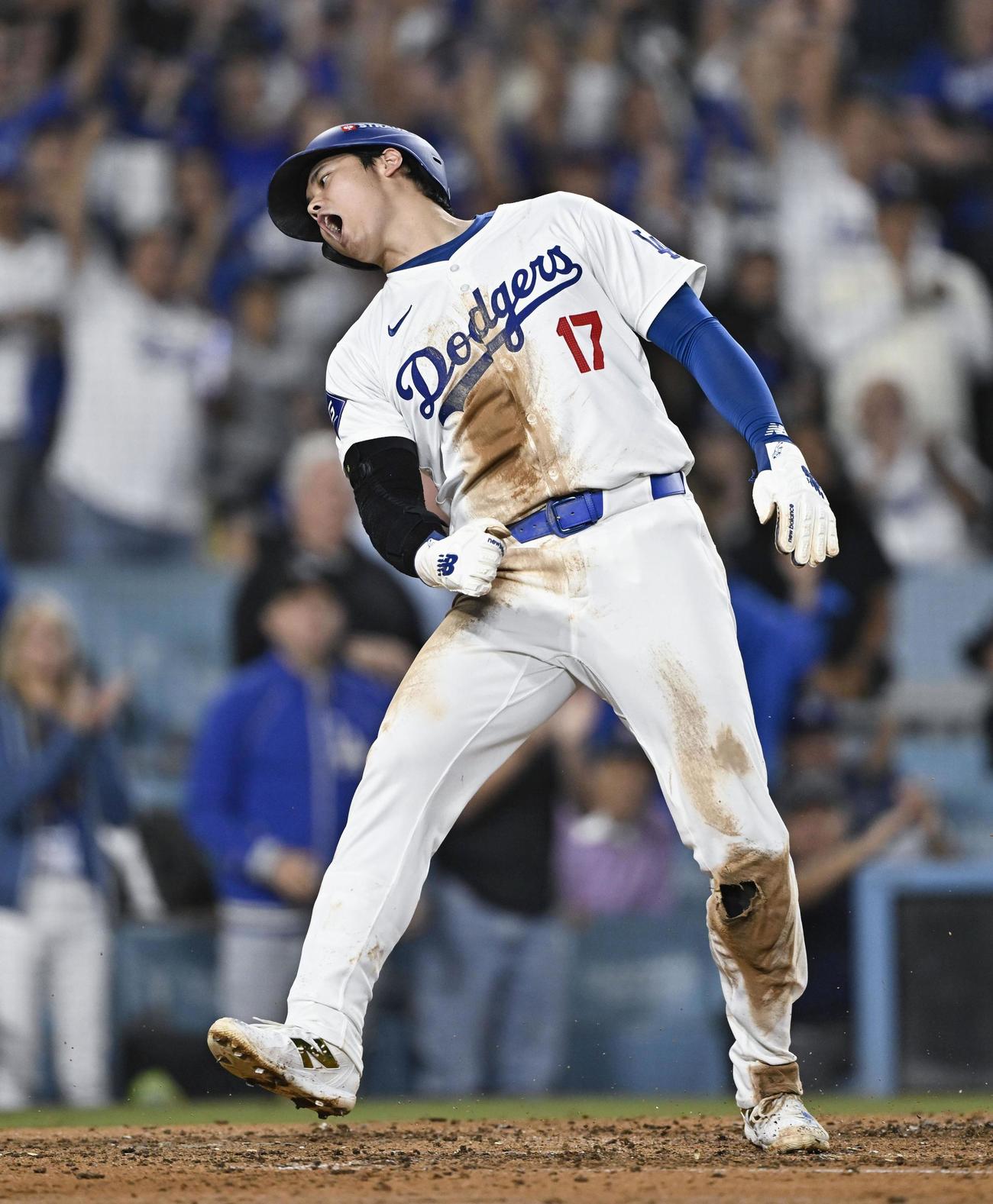 メッツ戦の4回、フリーマンの適時打で生還し、雄たけびを上げるドジャース大谷（共同）