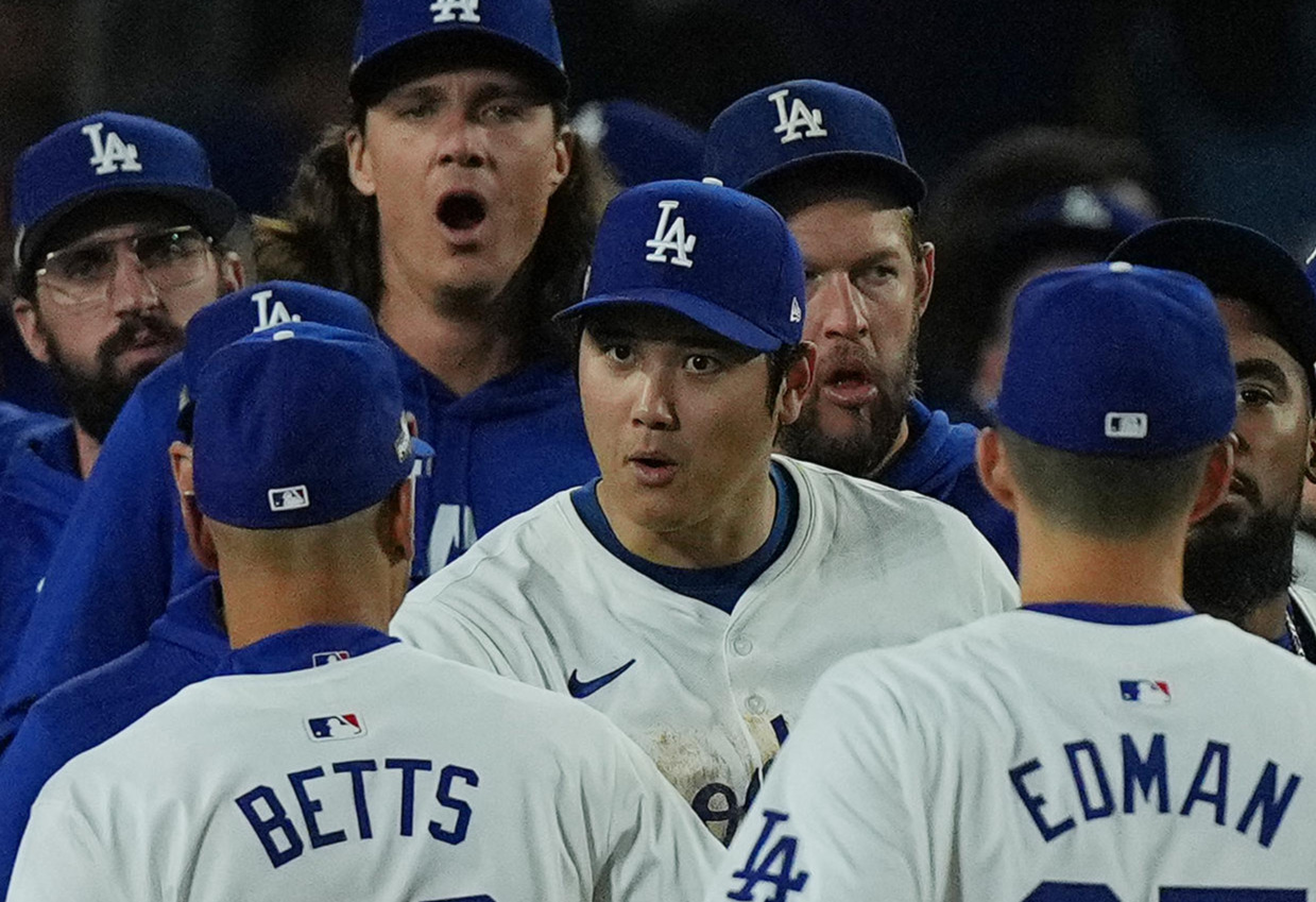 リーグ優勝決定シリーズ第1戦を白星で飾り、ナインとタッチをするドジャース大谷（中央）（撮影・菅敏）