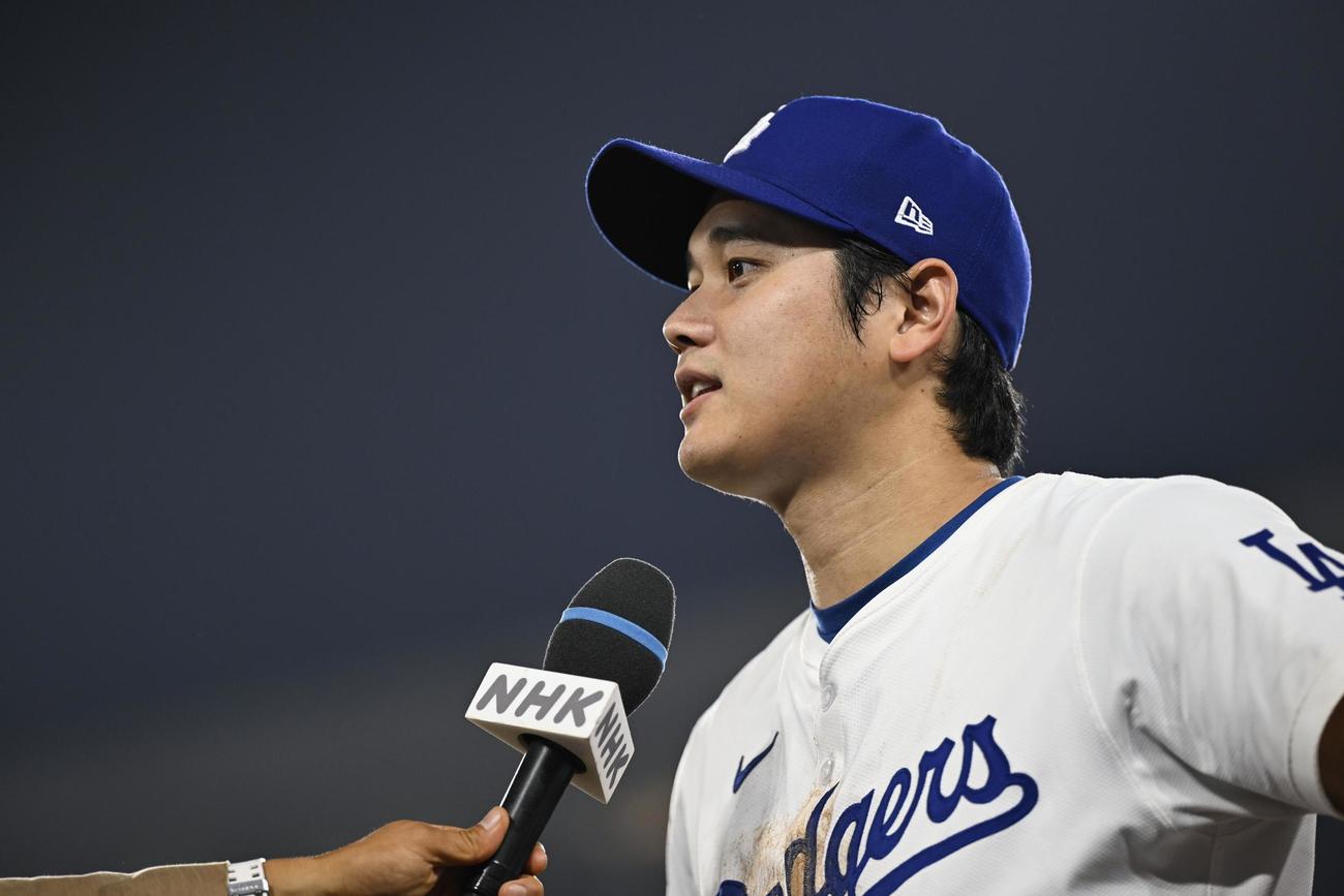 試合後、インタビューに応じるドジャース大谷（共同）
