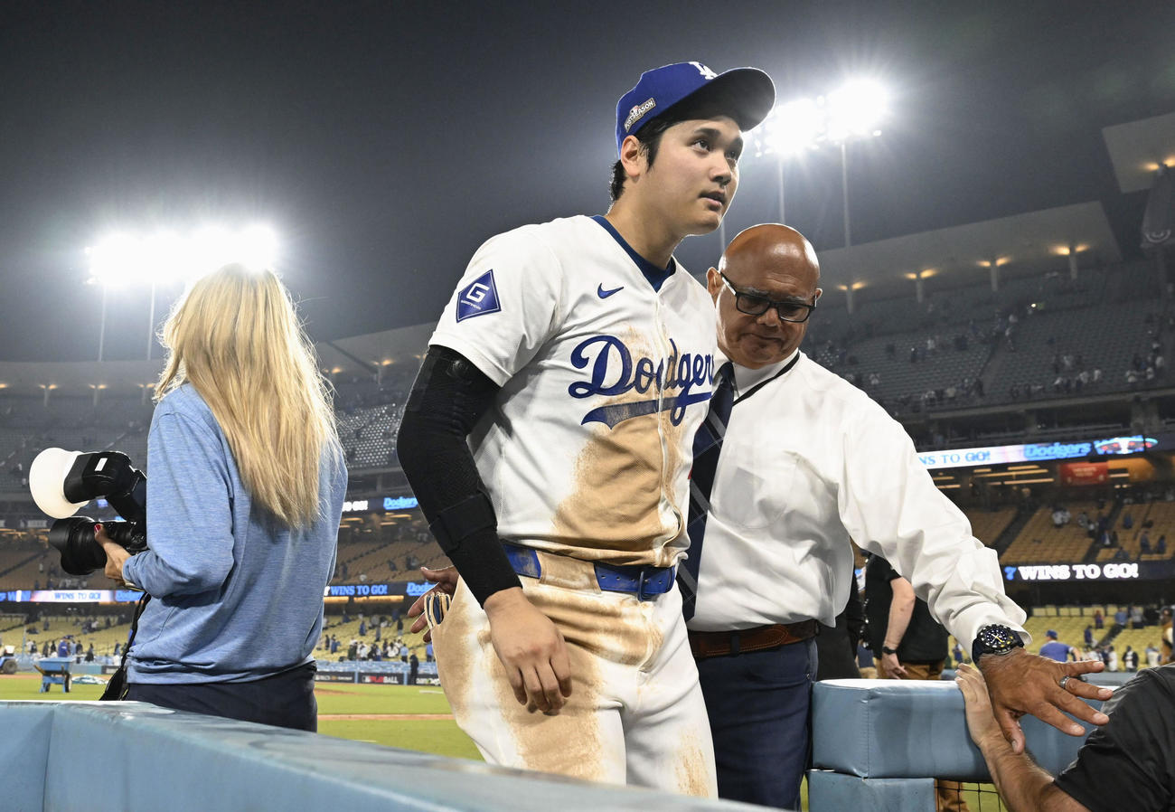 試合後のインタビューを終えて引き揚げるドジャース大谷（共同）