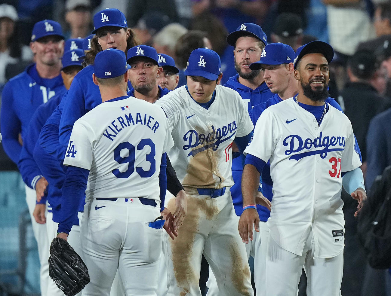 リーグ優勝決定シリーズ第1戦を白星で飾り、ナインとタッチをするドジャース大谷（中央）（撮影・菅敏）
