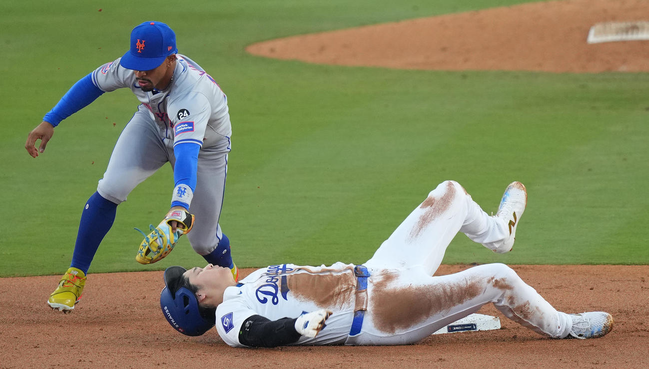 ドジャース対メッツ　2回裏ドジャース2死一塁、二塁盗塁を狙うもアウトとなる一塁走者大谷（右）（撮影・菅敏）