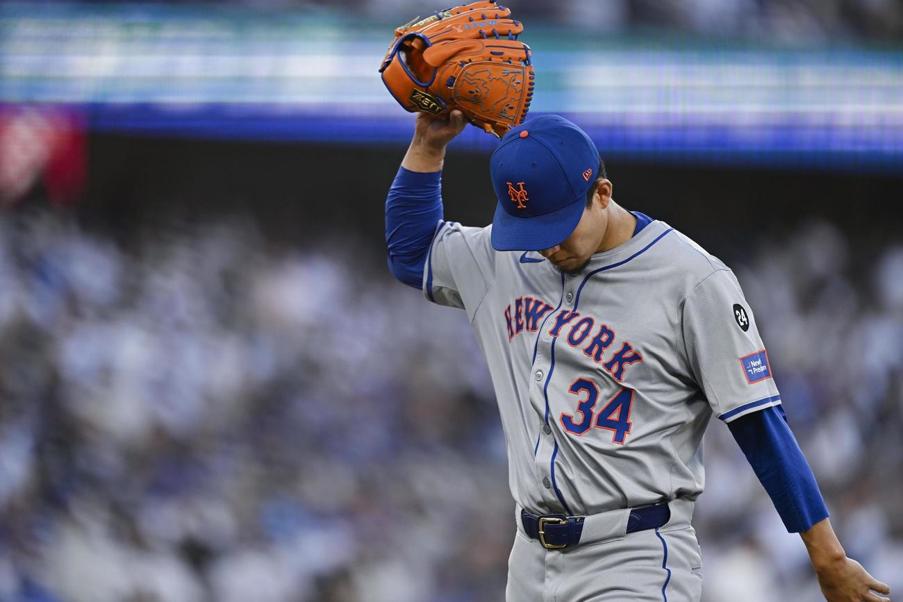 ドジャース戦で2点を失った1回を投げ終え、ベンチに戻るメッツ先発の千賀（共同）