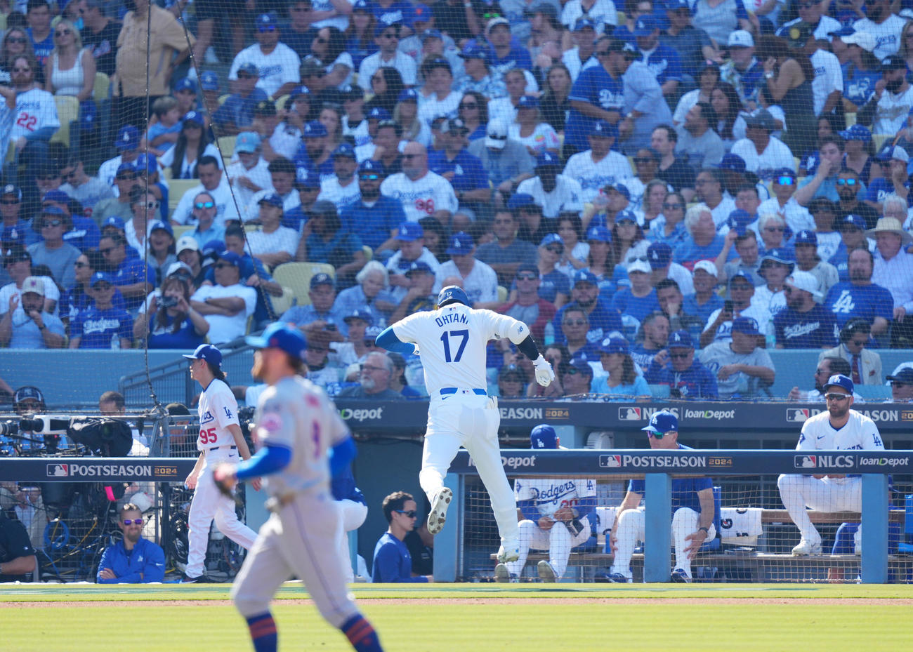ドジャース対メッツ　5回裏ドジャース2死、一飛に倒れ、ベンチに戻る大谷翔平（中央）＝2024年10月14日（撮影・菅敏）