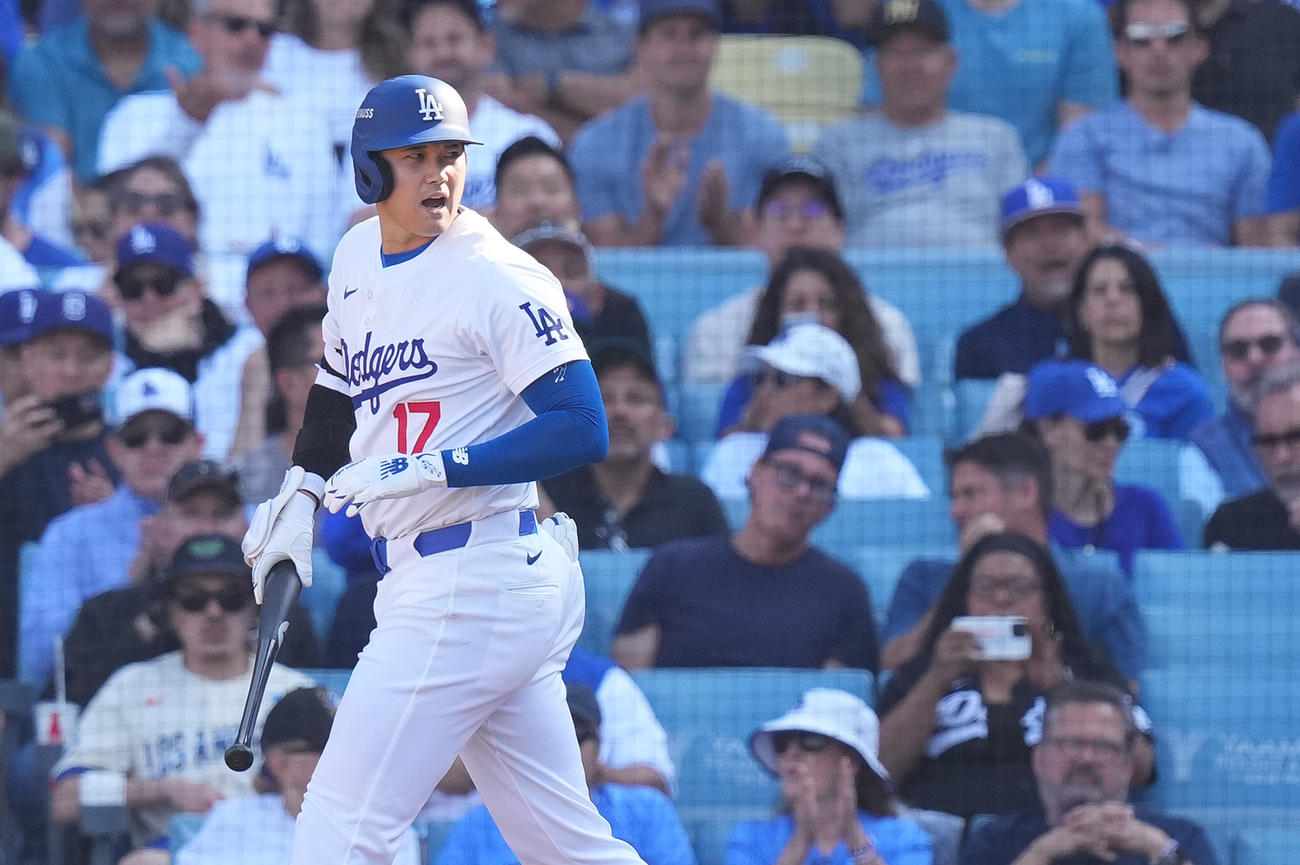 ドジャース対メッツ　7回裏ドジャース1死、四球を選び、声を上げる大谷（撮影・菅敏）