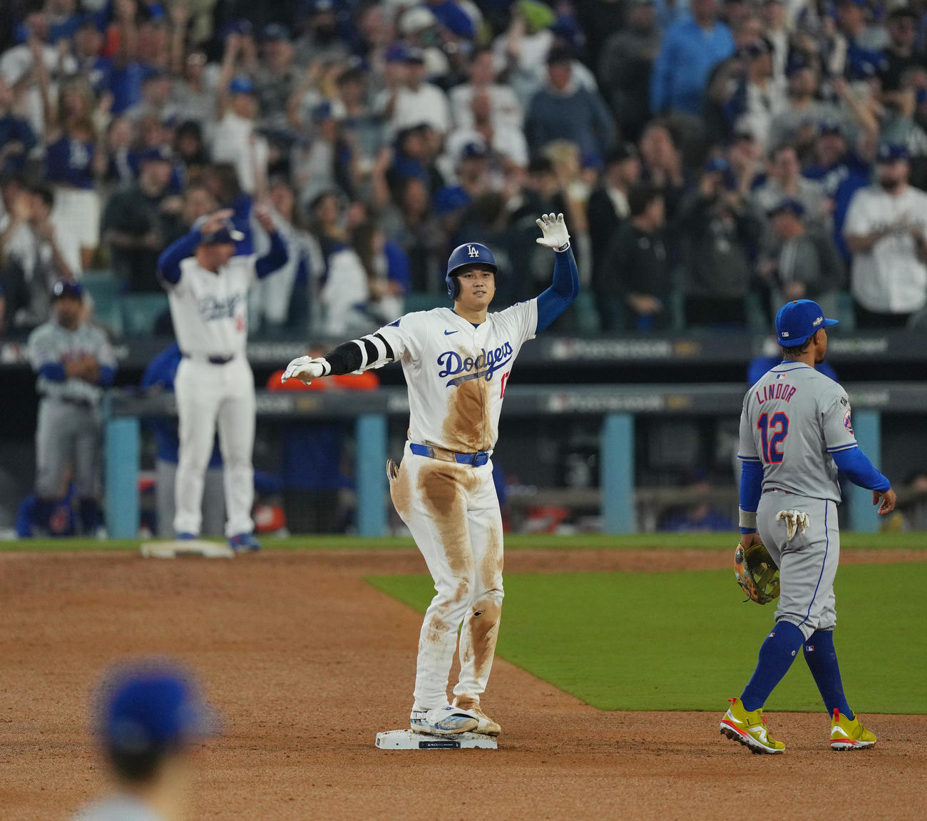 ドジャース対メッツ　4回裏ドジャース1死一塁、右安打を放ち、塁上でポーズをとる大谷（撮影・菅敏）