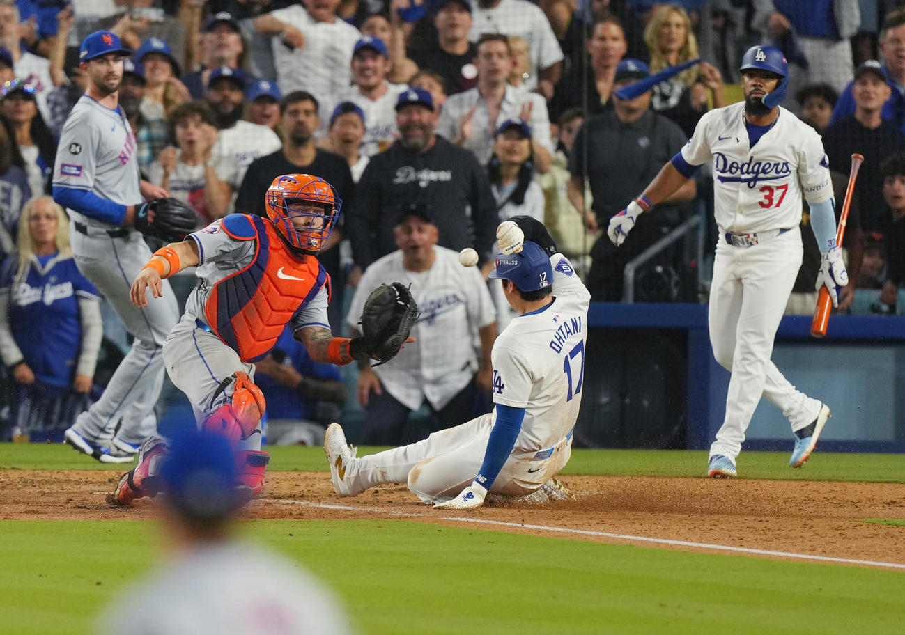 ドジャース対メッツ　4回裏ドジャース2死二塁、フリーマンの適時打で二塁から生還する大谷（右）（撮影・菅敏）