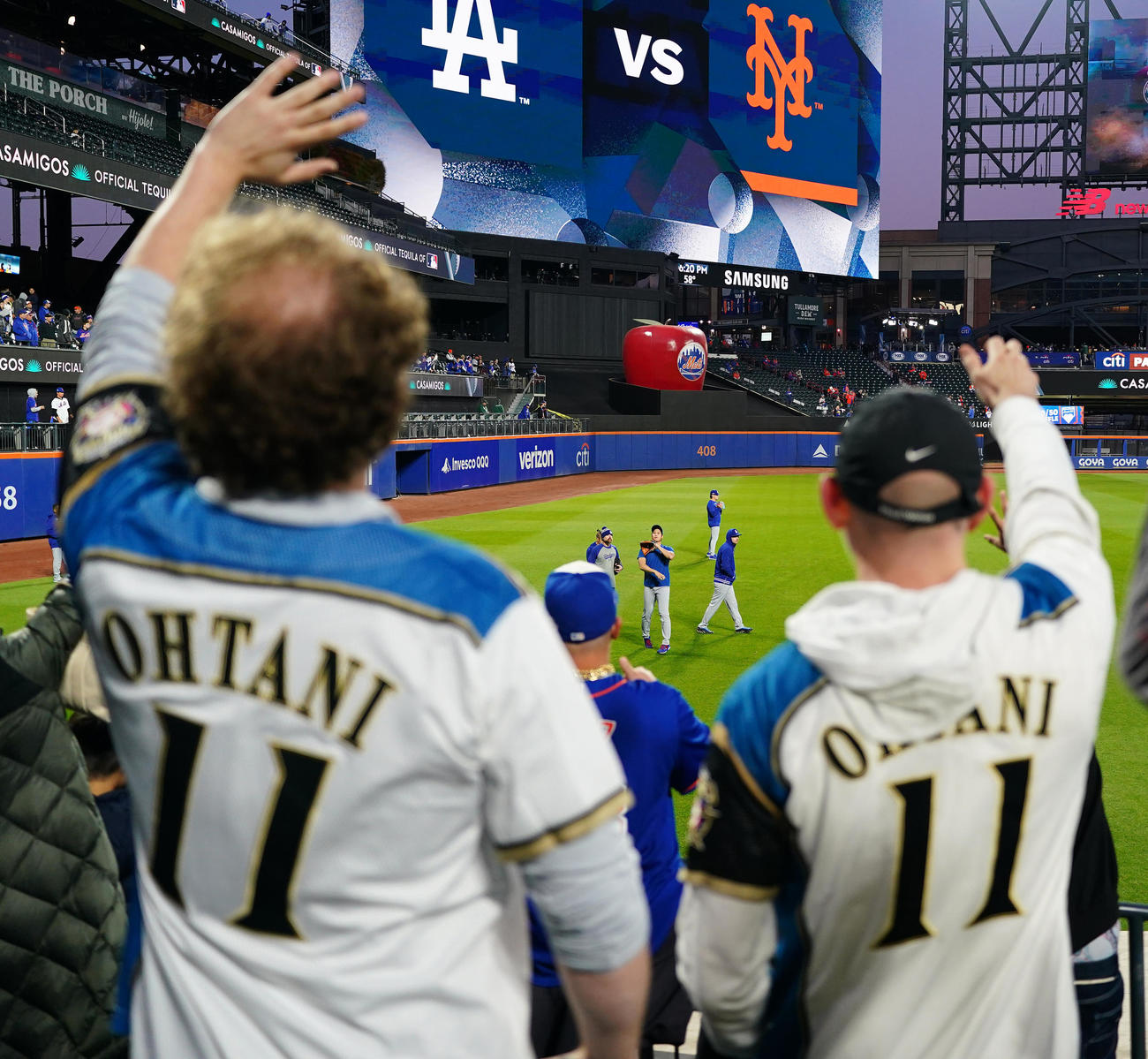 メッツ対ドジャース　試合前、キャッチボールを終え、スタンドにボールを投げ入れるドジャース大谷（中央）（撮影・菅敏）
