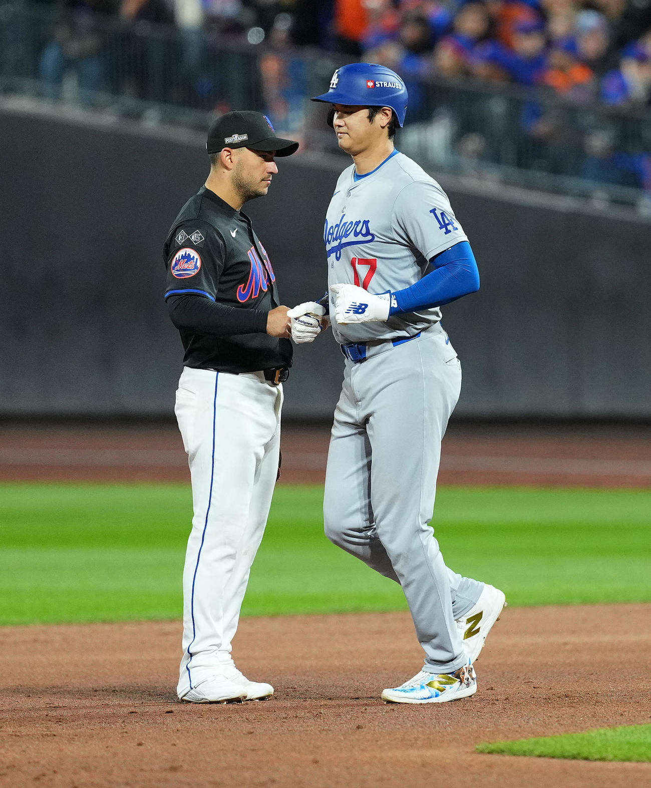 メッツ対ドジャース　3回表ドジャース無死一塁、ベッツの四球で二塁に進塁する大谷はイグレシアス（左）とグータッチをする（撮影・菅敏）