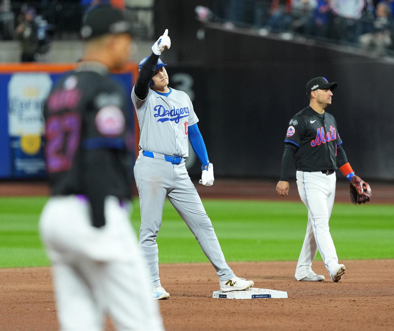 メッツ対ドジャース　3回表ドジャース無死一塁、ベッツの四球で二塁に進塁し、ポーズをとる大谷（撮影・菅敏）