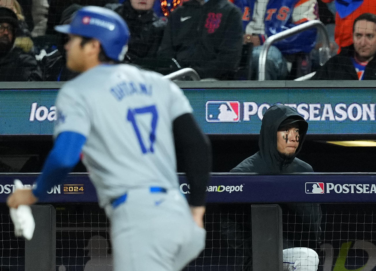 メッツ対ドジャース　3回表ドジャース無死、四球を選び一塁に向かう大谷（手前）を前にする千賀（撮影・菅敏）