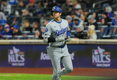 メッツ対ドジャース　1回表ドジャース無死、一ゴロに倒れ、ベンチに戻る大谷（撮影・菅敏）