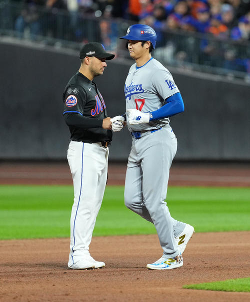 メッツ対ドジャース　3回表ドジャース無死一塁、ベッツの四球で二塁に進塁する大谷はイグレシアス（左）とグータッチをする（撮影・菅敏）
