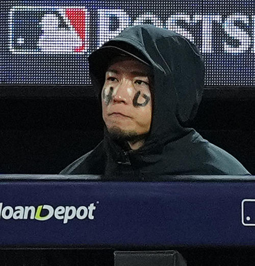 メッツ対ドジャース　ベンチから試合を見つめるメッツ千賀（撮影・菅敏）