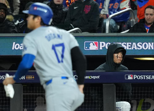 メッツ対ドジャース　3回表ドジャース無死、四球を選び一塁に向かう大谷（手前）を前にする千賀（撮影・菅敏）