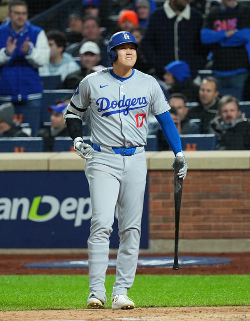 メッツ対ドジャース　6回表ドジャース2死、自打球を受け、もん絶する大谷（撮影・菅敏）