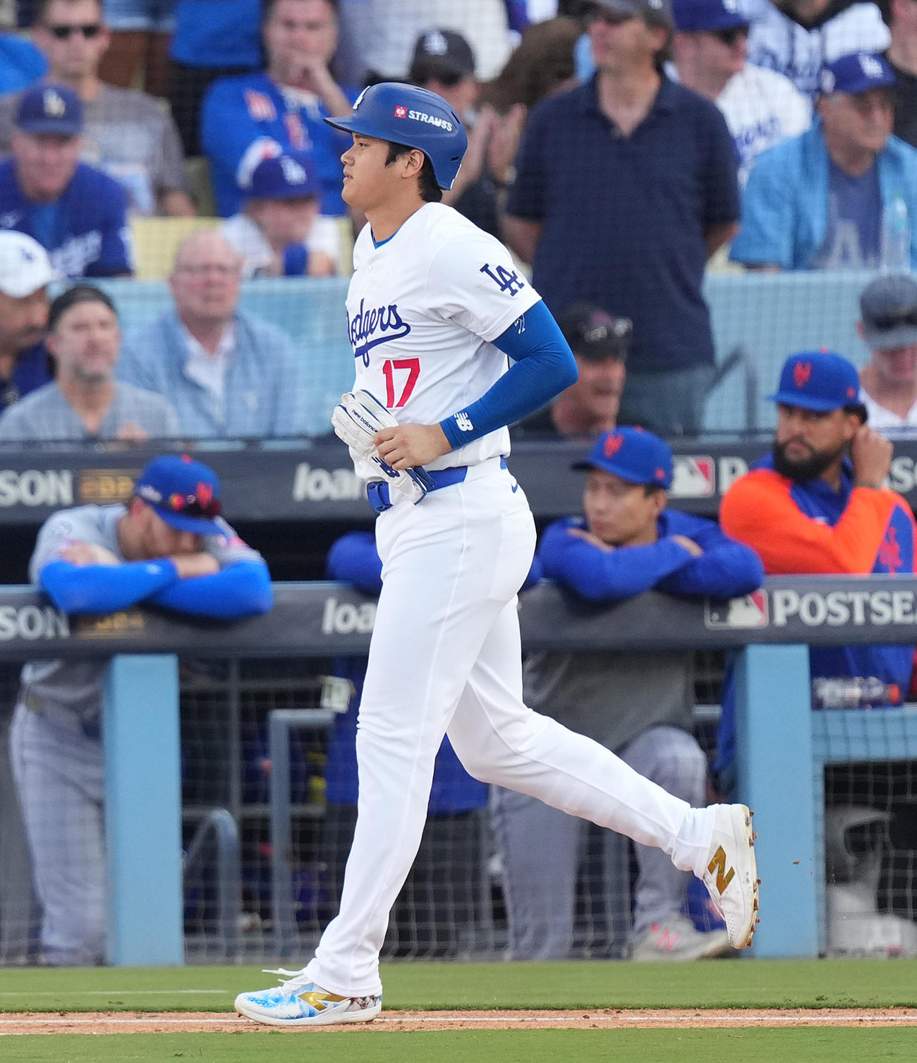 ドジャース対メッツ　9回裏ドジャース無死一塁、四球を選び、一塁に向かう大谷。後方右から2人目は千賀（撮影・菅敏）