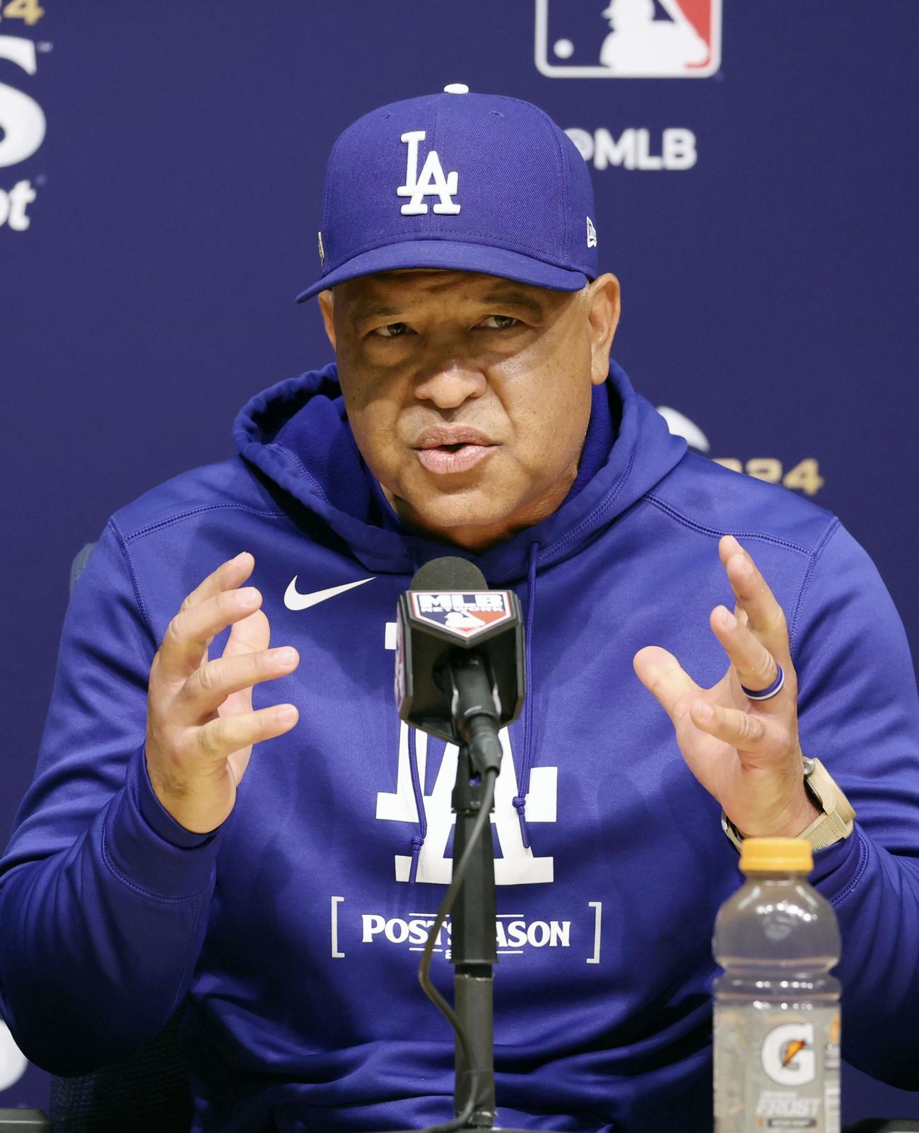 試合前に記者会見するドジャースのロバーツ監督＝14日、ロサンゼルス（共同）