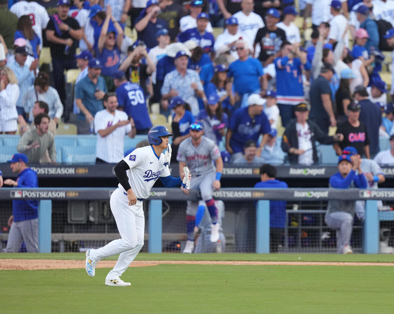 ドジャース対メッツ　第2戦目を落とし、喜ぶメッツ千賀（後方右から2人目）を横目にベンチに引き揚げるドジャース大谷（撮影・菅敏）